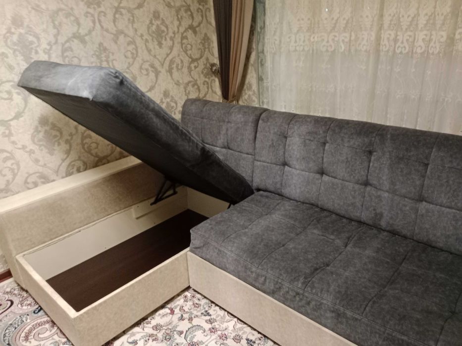 Divan kravat. Kattagina sandigʻi bor