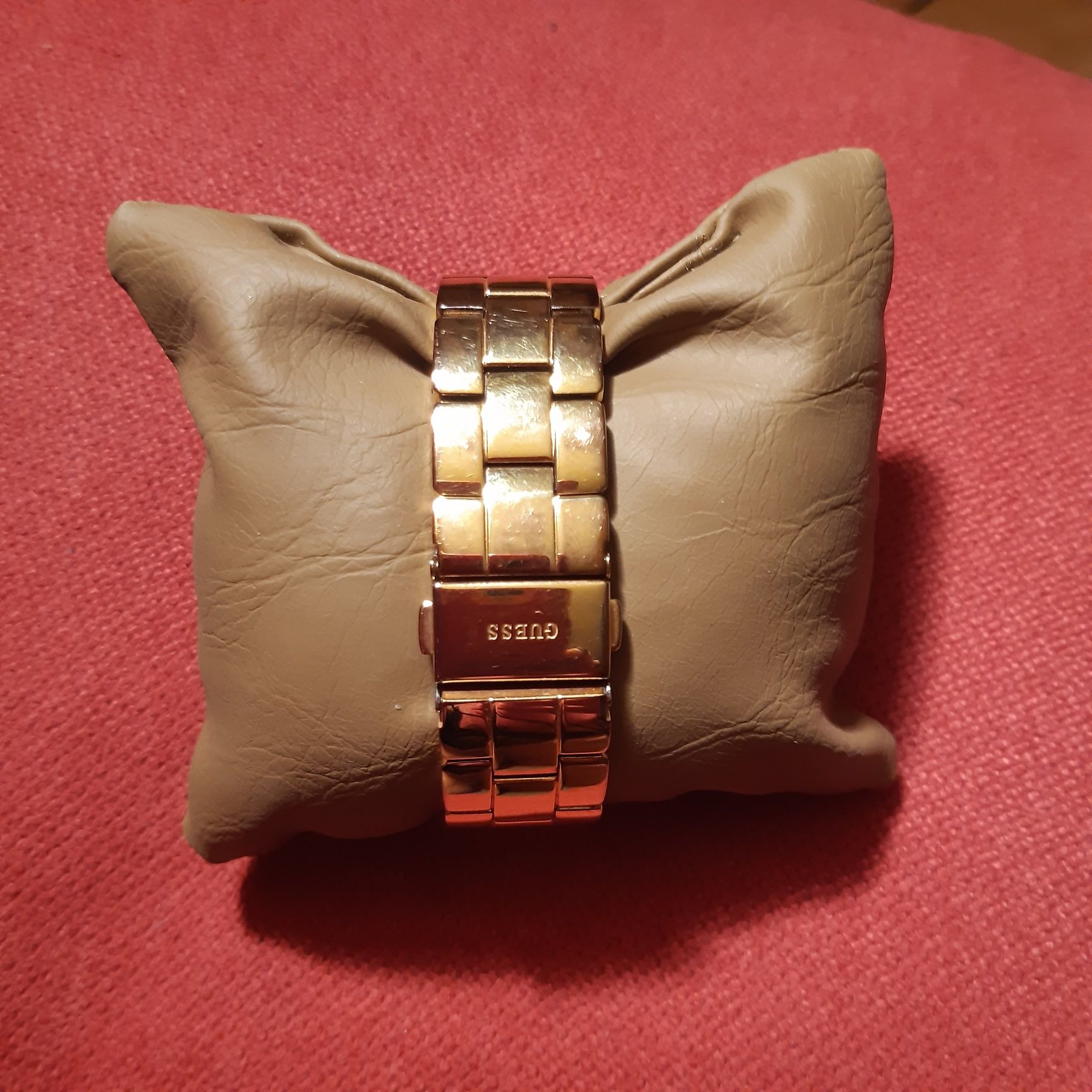 Дамски часовник Guess с камъни модел W0335L3