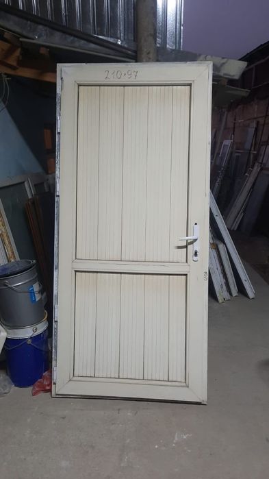 Продаётся дверь Б/У белая пластиковая