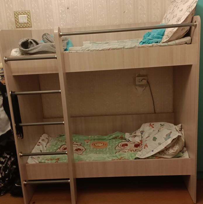 Продам двухярусную кровать.