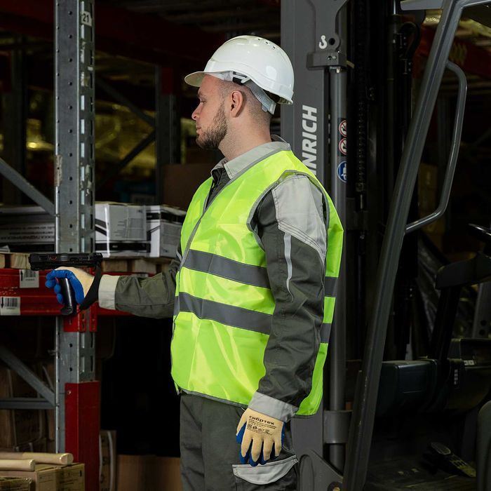 Средства индивидуальной защиты, каски, очки, перчатки, жилетки.