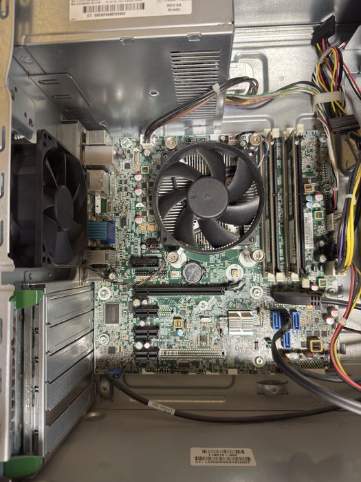 Sistem Desktop : Pc HP ProDesk + monitor Samsung + tastatura Razer
