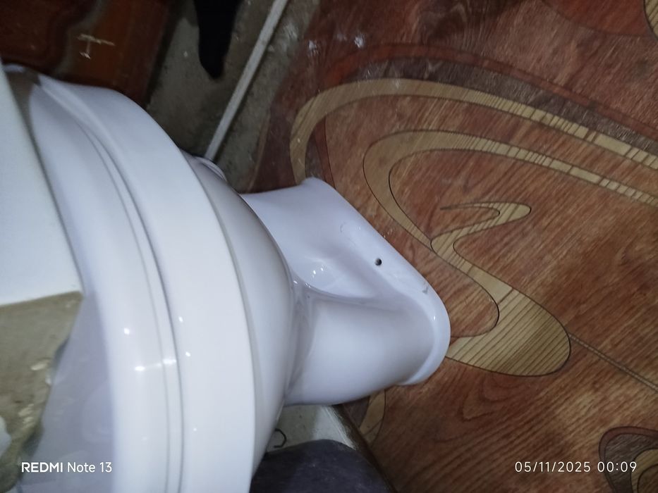 Таза унитаз  тек установка уақтында трешийна түскен