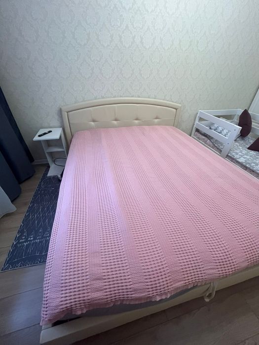 Кровать без матраса