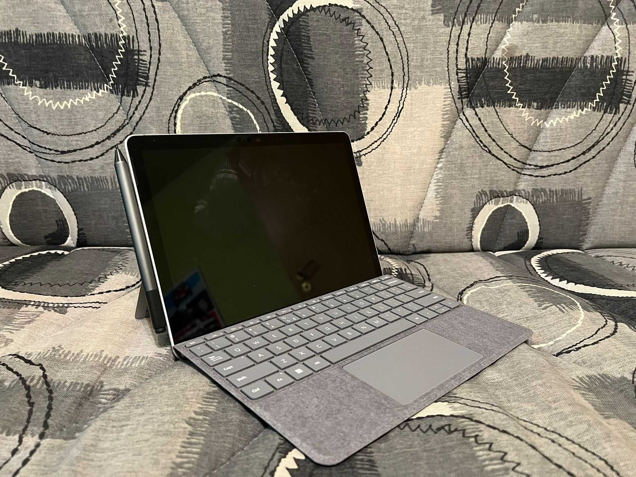 Vând Surface GO 2 varianta de vârf cu Intel Core M3 și 8gb ram