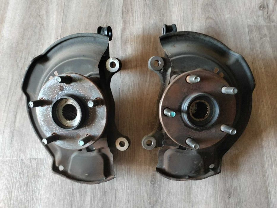 Продам Цапфа ступица передний пара Toyota Estima 50 / 55 2GR