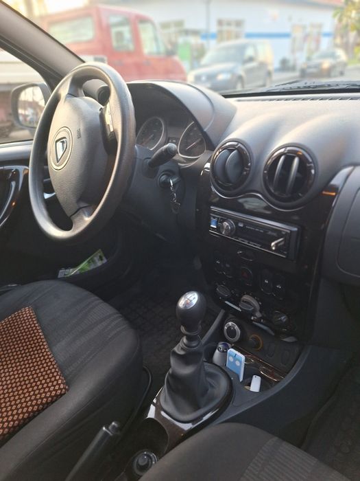 Vând Dacia Duster 2011