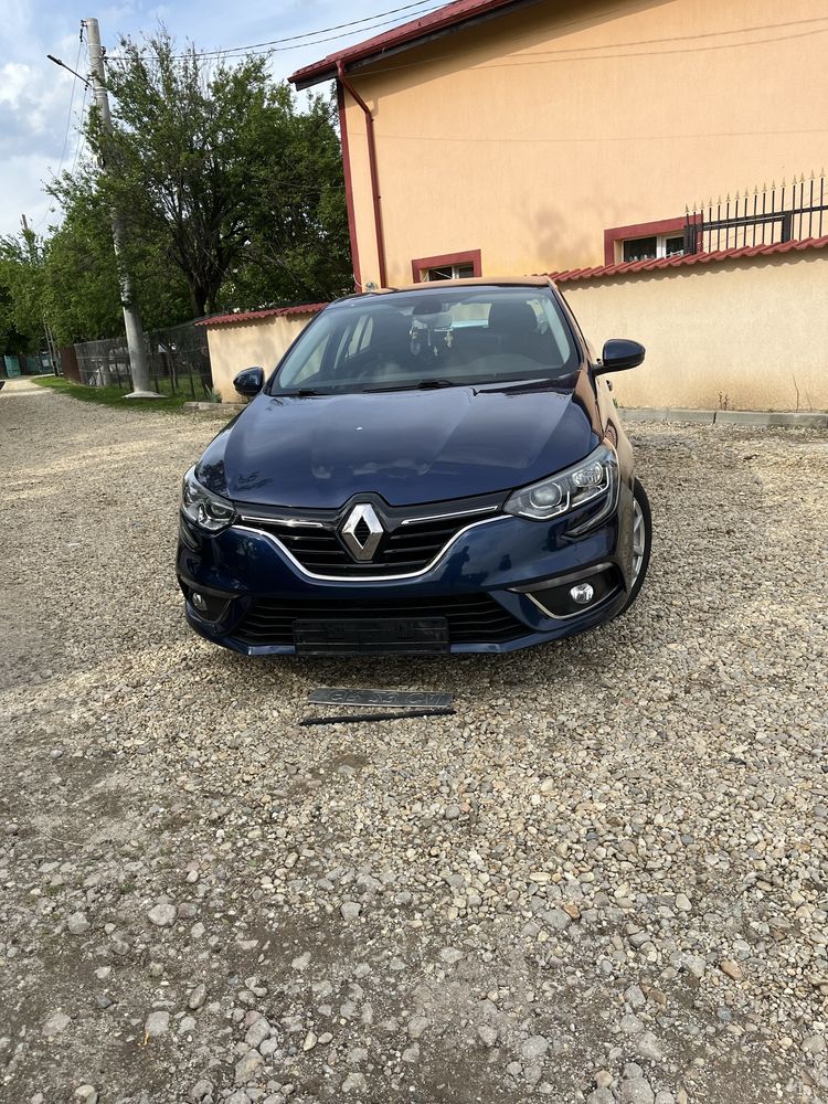 Vand Renault Megan sunt primult proprietar masina are 90 000 km 2019..