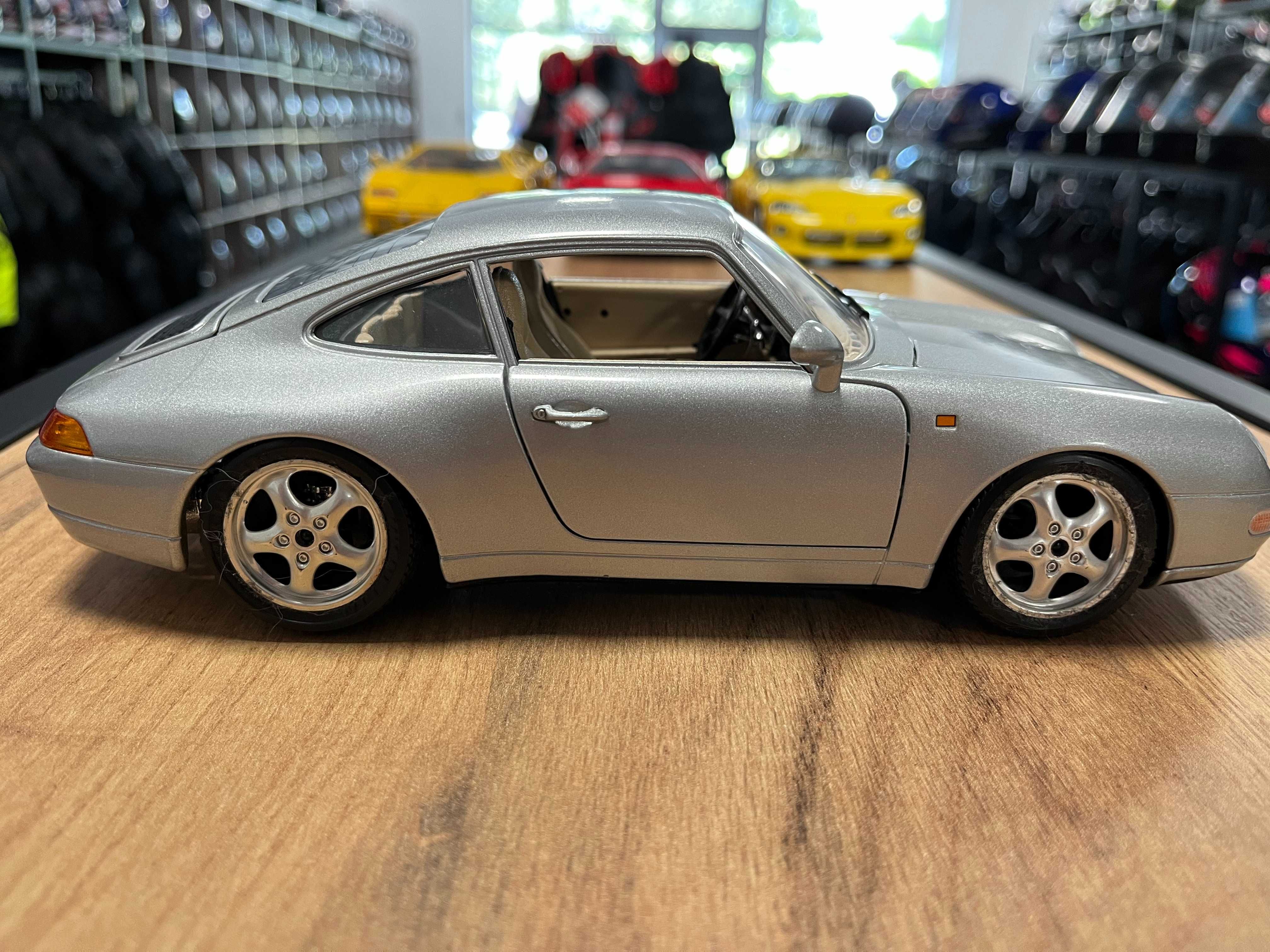 Метална колекционерска количка модел  BBURAGO PORSCHE 911  993  1:18