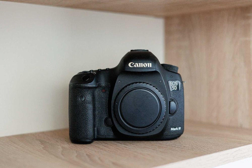 Canon 5D mark 3 DSLR Full Frame + obiectv Canon 50mm f1.4 Ultrasonic