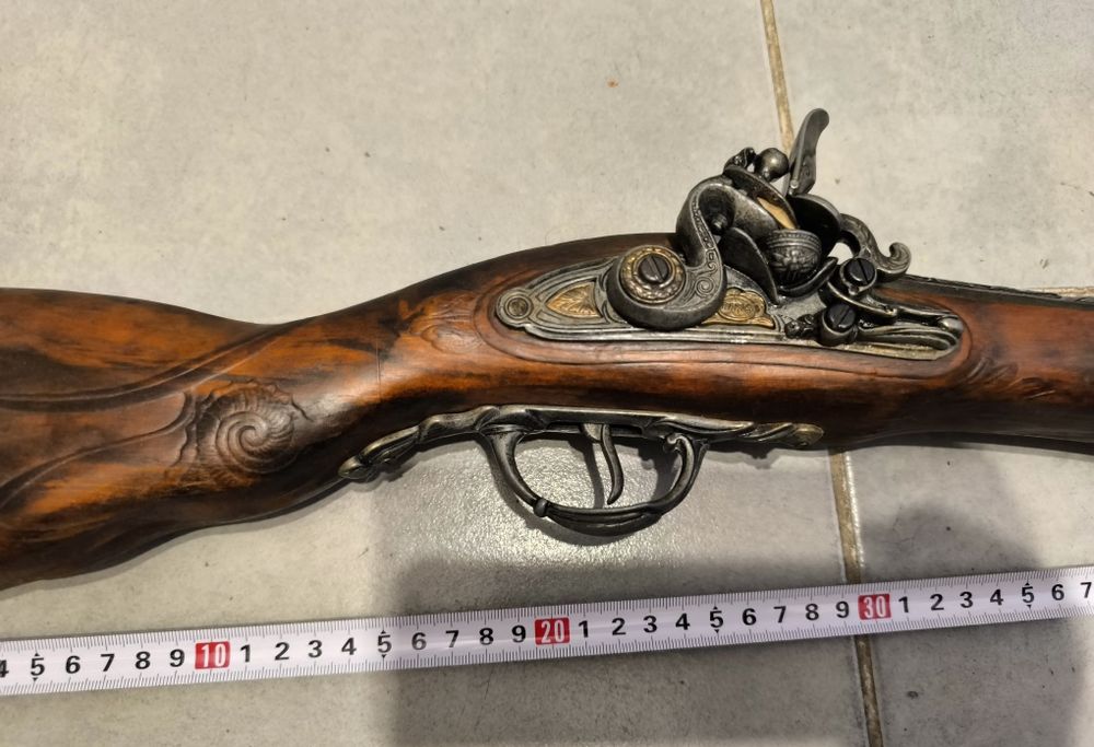 Se vinde pistol panoplie.