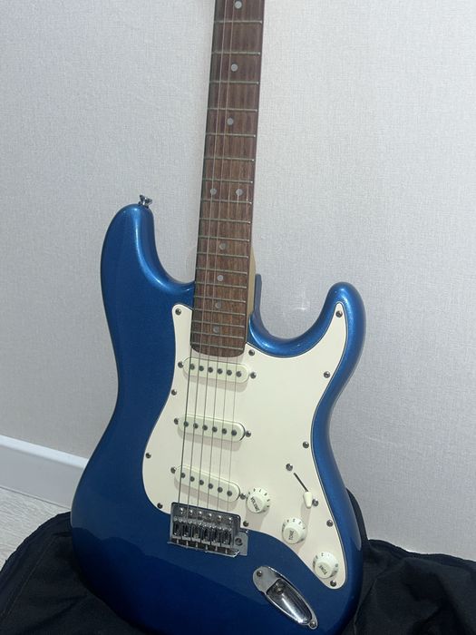 продаю электрогитару Rocket Stratocaster в синем цвете.