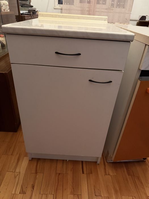 Два кухненски шкафа