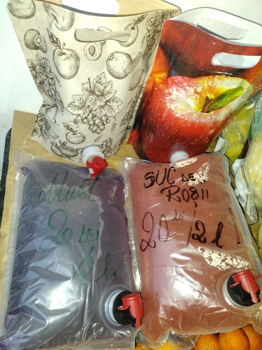 Must din struguri negri și suc de roșii de camp