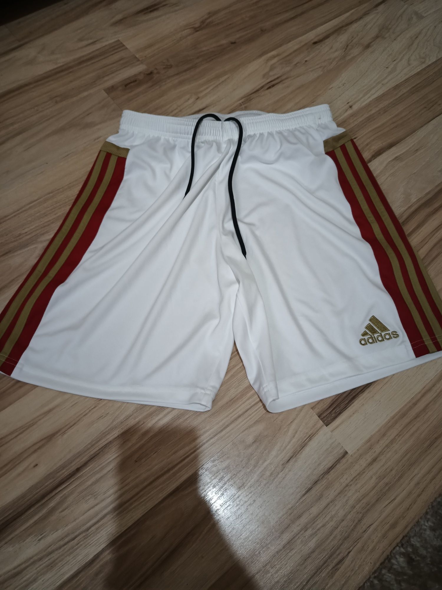 Pantaloni scurți, Adidas