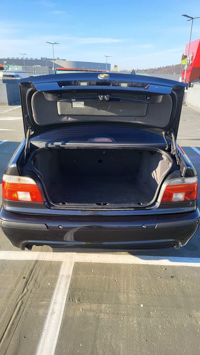 BMW E39 2.5 
Anul 2000 
120kw

Mașina se reprezintă foarte Ok din toat