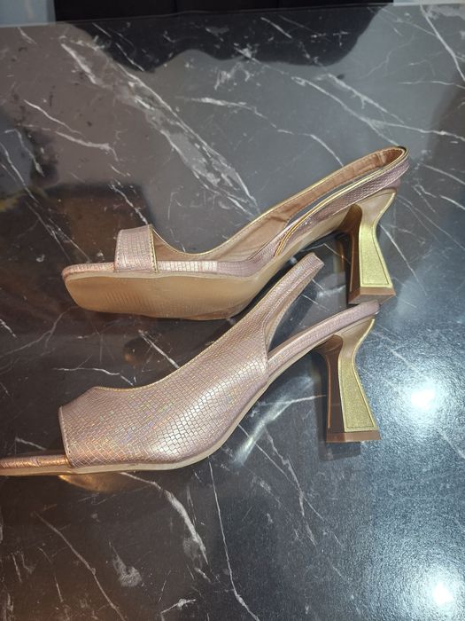 Sandale elegante si comode