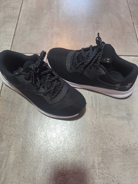 Adidasi Under Armour, nr.39, intr-o stare foarte buna,aproape noi