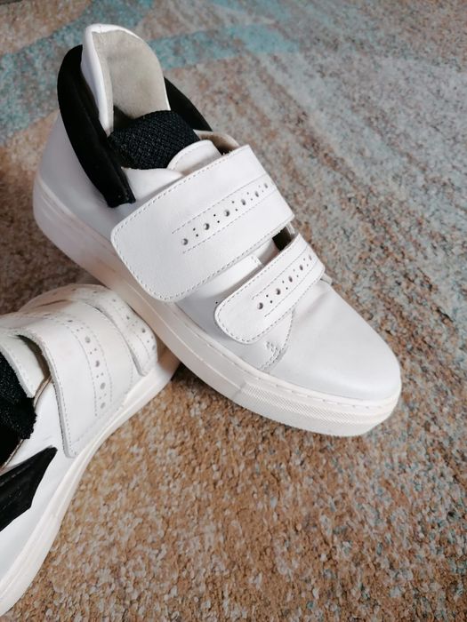 Vând adidași piele