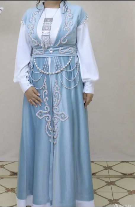 Национальный костюм камзол с белым платьем