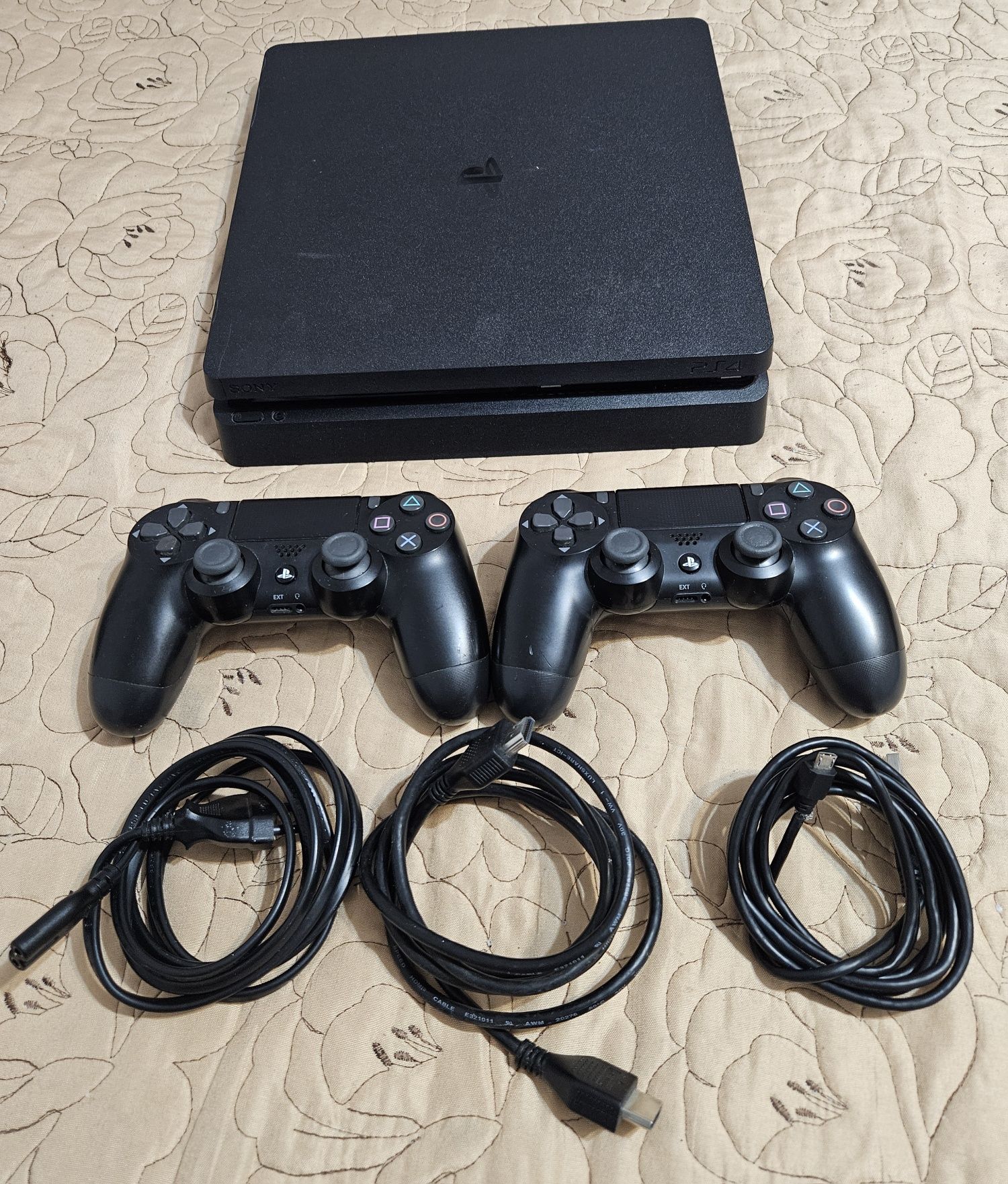 Vand PS4 slim 500gb , 2 Manete si Fifa25