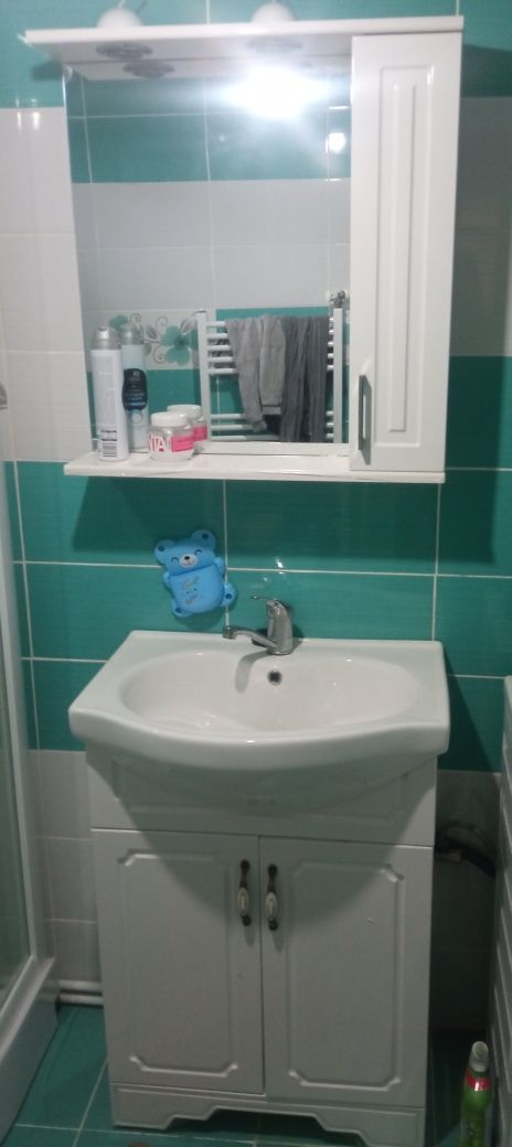 Vând dus și set mobilier de baie mai multe detalii la telefon