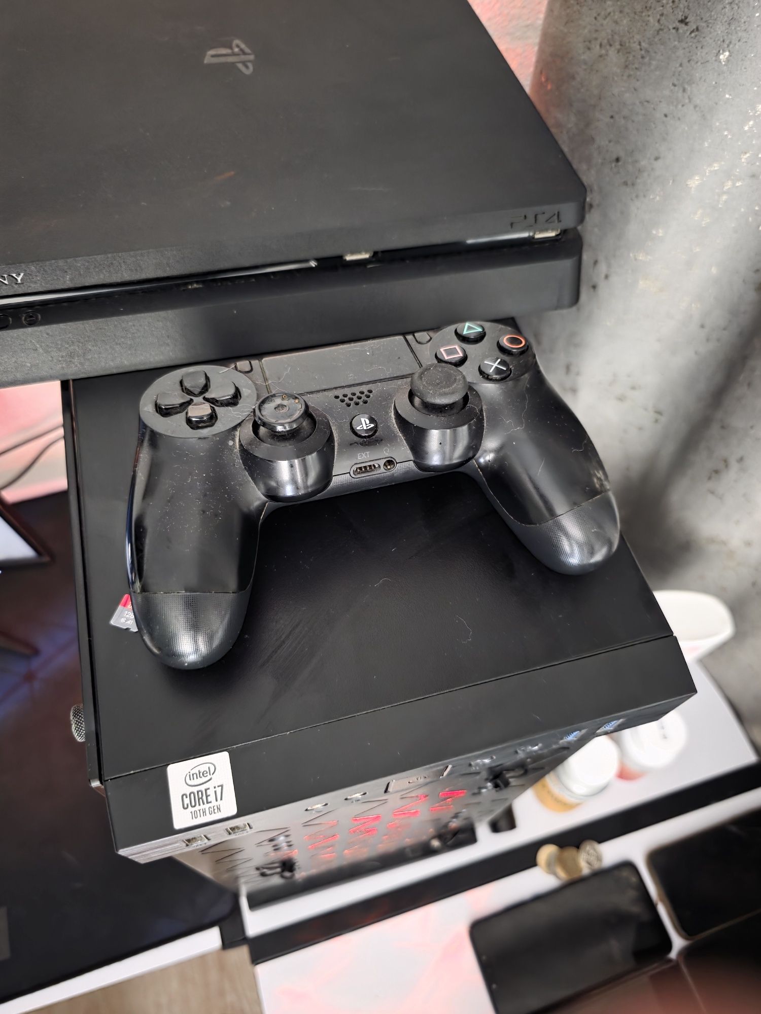 Ps4 Slim 1TB + 1 maneta