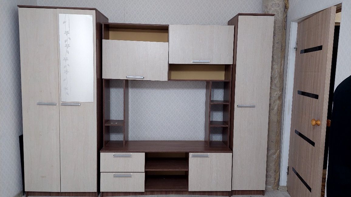 Шкаф в гостиную в отличном состоянии