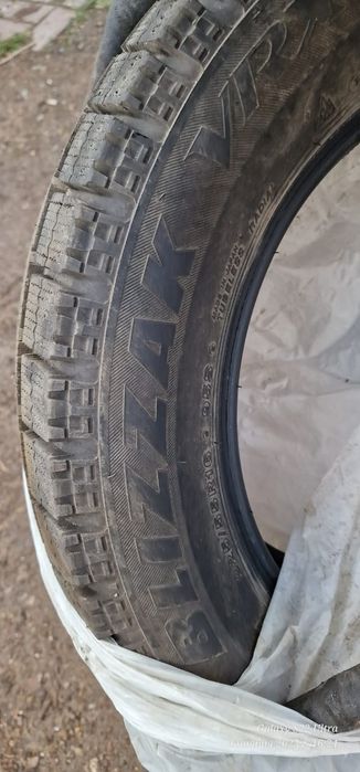 Продам резину Bridgestone Blizzak VRX 225/55 R16 .