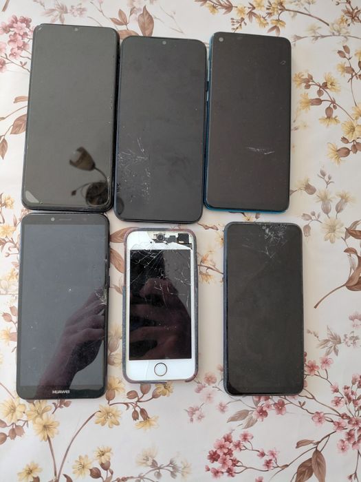 Dau telefoane la schimb pe piese