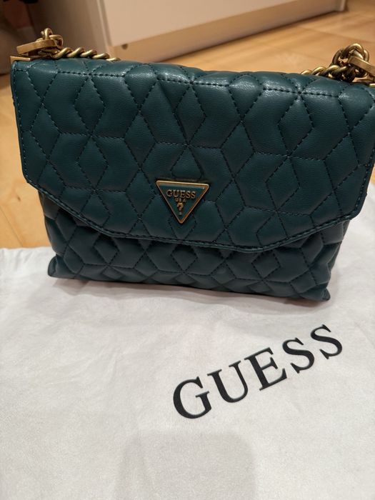 Дамска чанта Guess в уникален масленозелен цвят