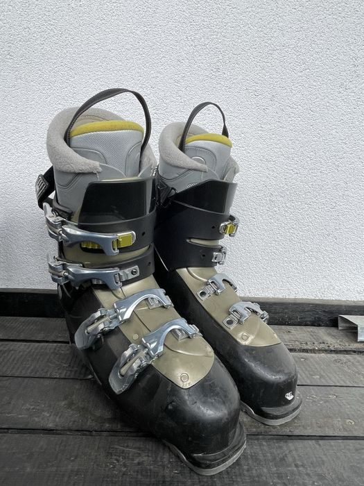 Ски, ски обувки у щеки