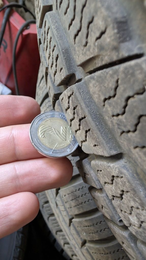 Продавам зимни гуми 215 60 16 Continrntal