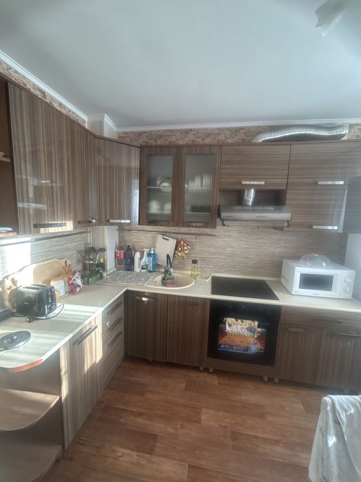 Продам мебель б/у , кровать двухспальную , тумбочку , шкаф, кухонный г