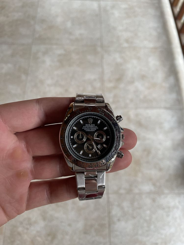 Ceas mana Rolex.