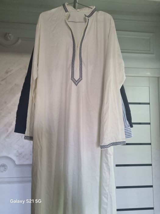 Erkaklarga umra safari uchun koylak