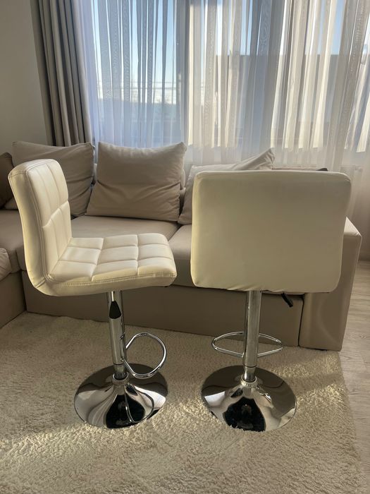 2 scaune bar, stare foarte buna, culoare bej