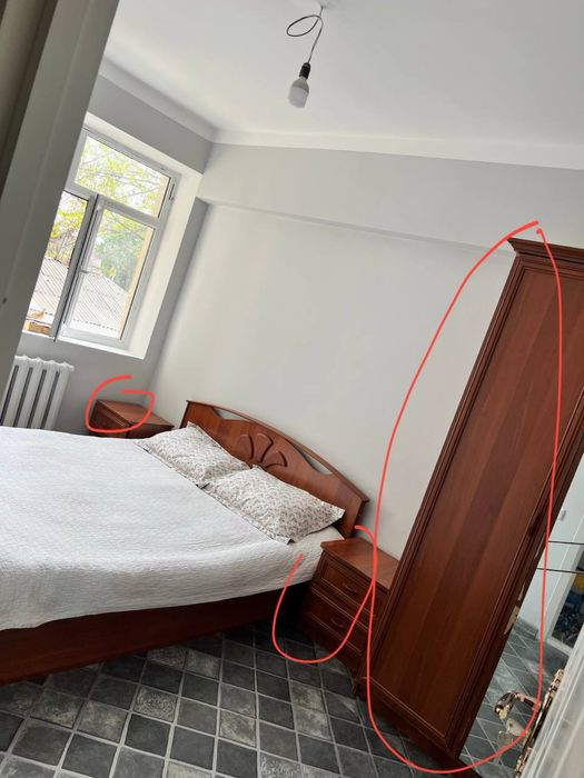 Krovat (matrassiz), 2 tumbochka, komod va shkaf.