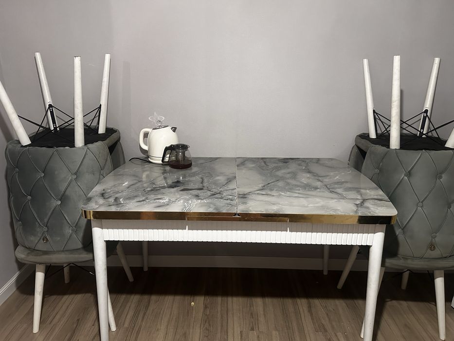 Стол со стульями