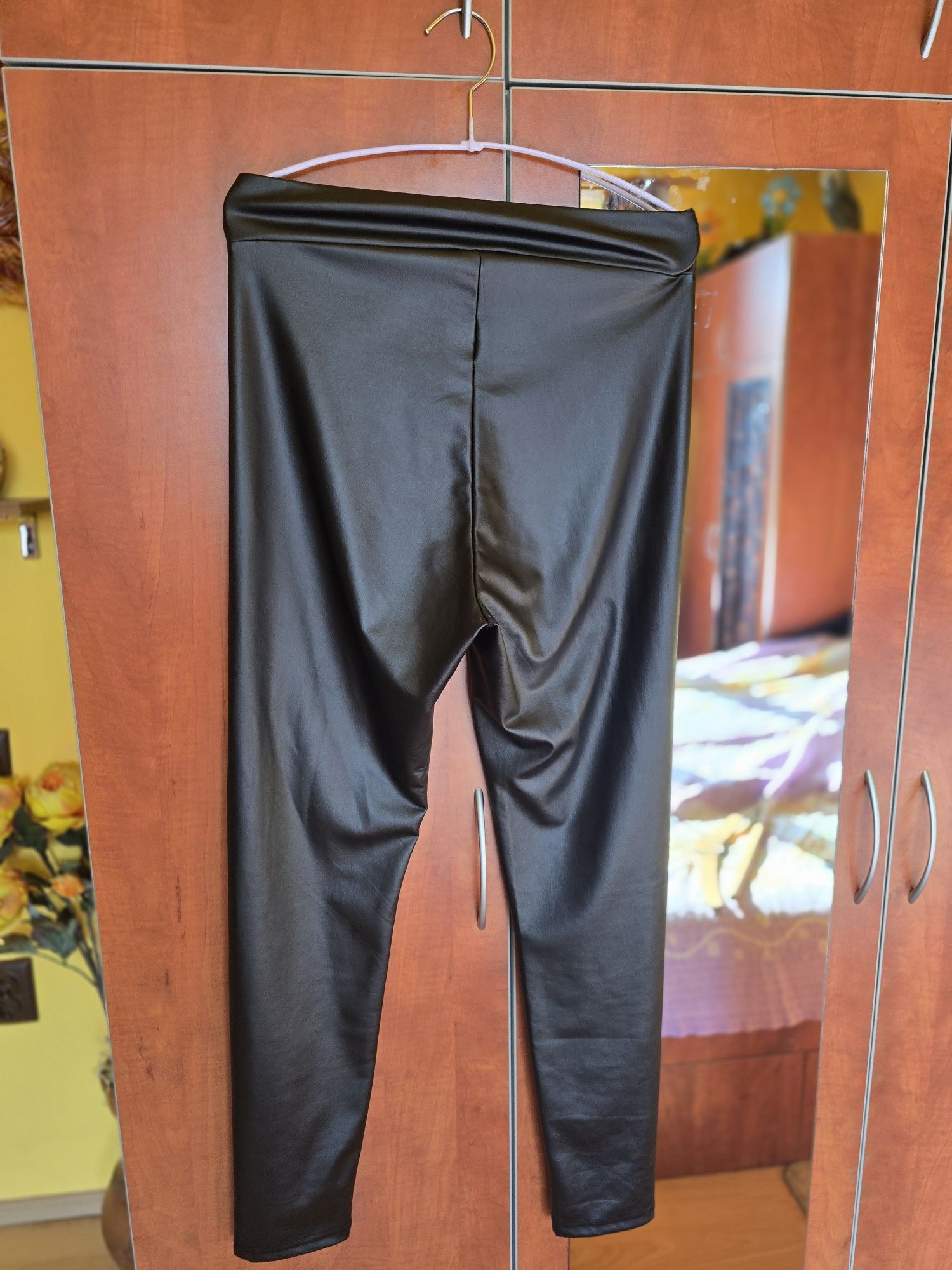 Pantaloni imitație piele pt.femei XL
