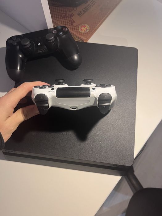Vand PS4+maneta+2 jocuri