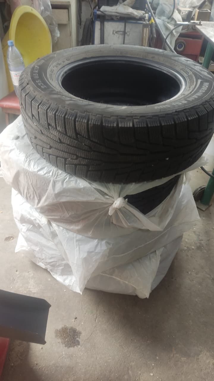 Продам зимние шины Nokian Nordman RS2, размер 235/65 R17