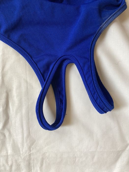 Top shein albastru pe un umar