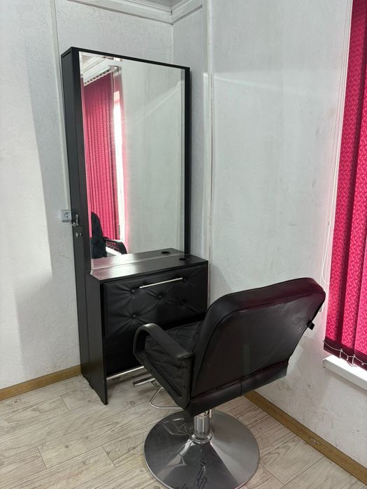 Продаю салонное кресло и зеркальный шкаф