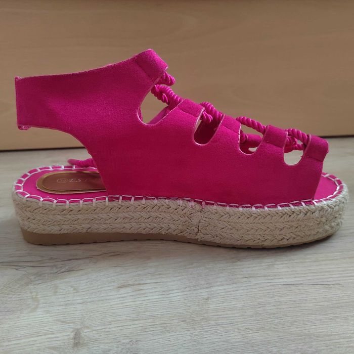 Дамски сандали на ниска платформа