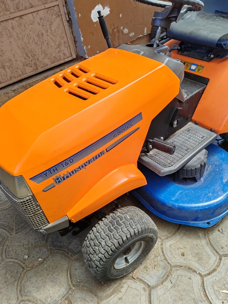 Vând tractoras Husvarna de tuns gazon