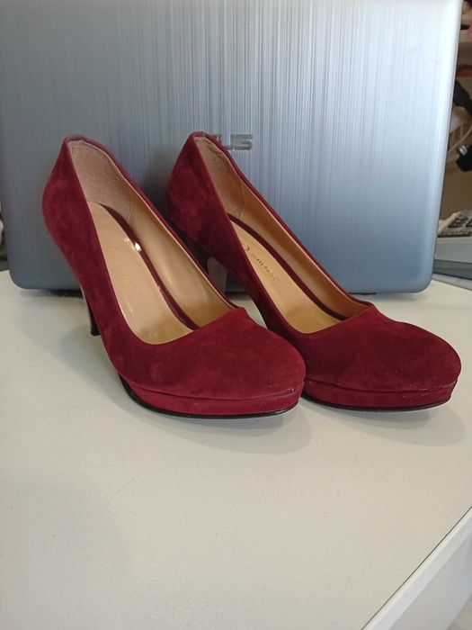 Обувки с ток тъмно червени