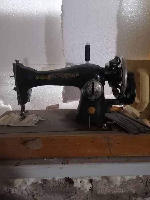 Продам швейную машинку