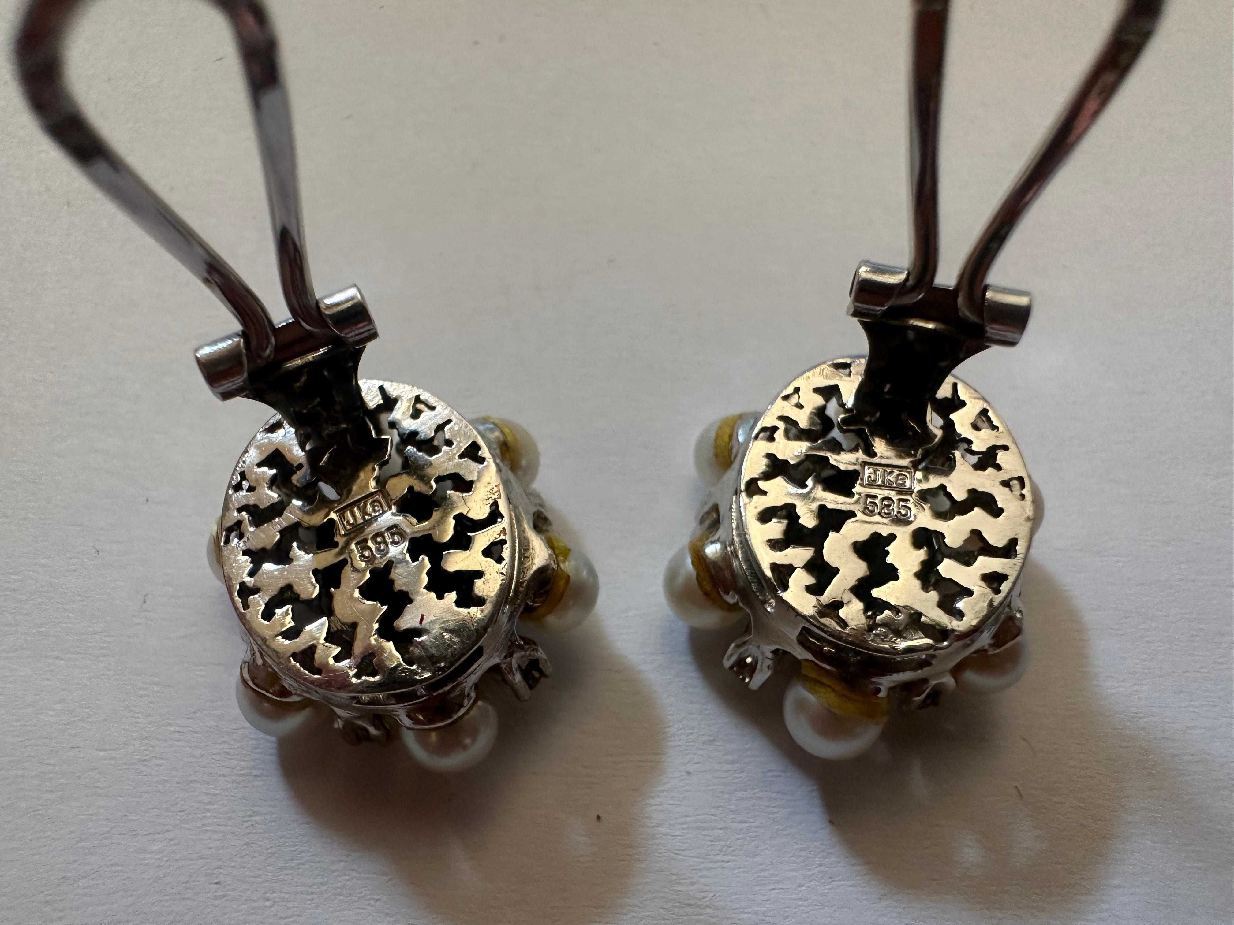 Pereche de cercei clips din aur, decorată cu opale, perle și diamante