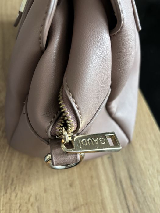 Gaudi чанта бежово с дълга дръжка